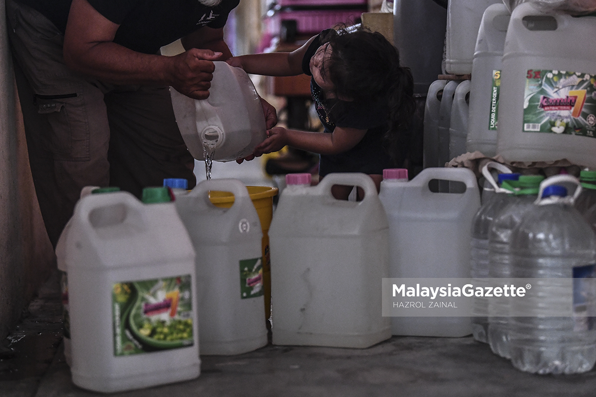 Gombak water supply valve replacement (Picture for representational purposes only) Raudhah Falisha Aniq, helping her grandfather, Ramli Mat Noor to fill up some containers with water in preparation to the scheduled water disruption at the Desa Mentari Flat in Petaling Jaya, Selangor. PIX: HAZROL ZAINAL / MalaysiaGazette / 29 MARCH 2021. Air Selangor