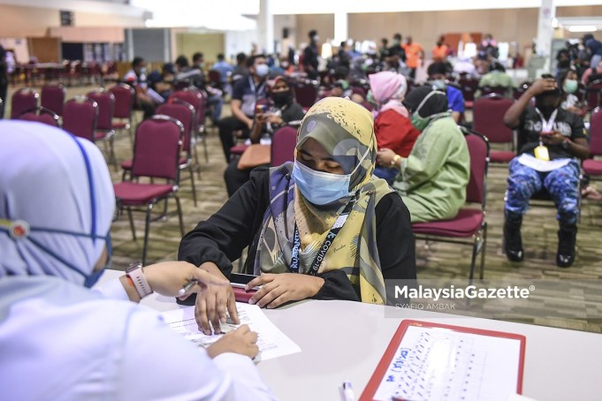 Covid-19 vaccine A frontliner filling up a form prior to her Covid-19 vaccination through the National Covid-19 Immunisation Programme at MAEPS Serdang, Selangor. PIX: SYAFIQ AMBAK / MalaysiaGazette / 05 MARCH 2021. Adham Baba