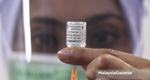 senior citizens second booster dose Malaysia adult Covid-19 vaccination children (Picture for representational purposes only). A healthcare worker preparing the Pfizer - BioNTech Covid-19 vaccine shots for the National Covid-19 Immunisation Programme (PICK) at MAEPS Serdang, Selangor. PIX: SYAFIQ AMBAK / MalaysiaGazette / 05 MARCH 2021. US FDA approves children 5 years-old