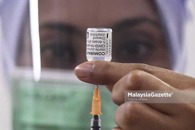 senior citizens second booster dose Malaysia adult Covid-19 vaccination children (Picture for representational purposes only). A healthcare worker preparing the Pfizer - BioNTech Covid-19 vaccine shots for the National Covid-19 Immunisation Programme (PICK) at MAEPS Serdang, Selangor. PIX: SYAFIQ AMBAK / MalaysiaGazette / 05 MARCH 2021. US FDA approves children 5 years-old