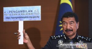 The Bukit Aman Director of Management Department, Datuk Ramli Din showed the e-intake website of PDRM during a news conference on the 2021 special intake of non-bumiputera and orang asli at the Bukit Aman Police Headquarters in Kuala Lumpur. PIX: SYAFIQ AMBAK / MalaysiaGazette / 11 MARCH 2021 BM credit SPM