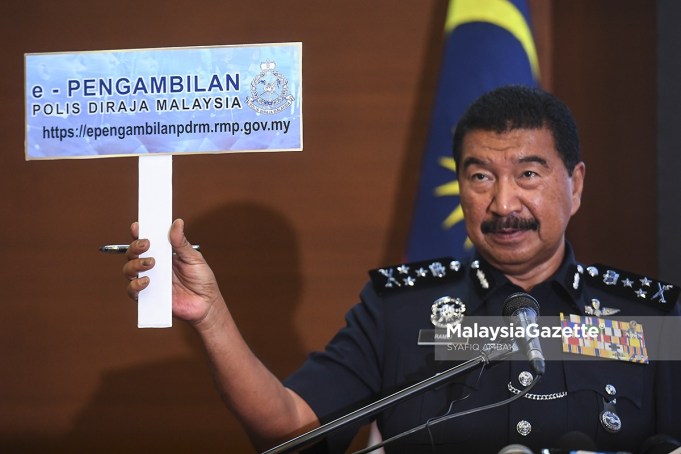 The Bukit Aman Director of Management Department, Datuk Ramli Din showed the e-intake website of PDRM during a news conference on the 2021 special intake of non-bumiputera and orang asli at the Bukit Aman Police Headquarters in Kuala Lumpur. PIX: SYAFIQ AMBAK / MalaysiaGazette / 11 MARCH 2021 BM credit SPM