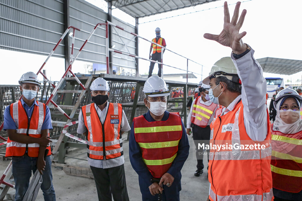 The Chairman of Prasarana Malaysia Berhad (PRASARANA), Datuk Seri Tajuddin Abdul Rahman visits the project site of ’U-Trough Casting Yard’ to witness the installation of U-Girder at Bandar Saujana Putra, Selangor.     PIX: SYAFIQ AMBAK / MalaysiaGazette /29 MARCH 2021