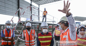The Chairman of Prasarana Malaysia Berhad (PRASARANA), Datuk Seri Tajuddin Abdul Rahman visits the project site of ’U-Trough Casting Yard’ to witness the installation of U-Girder at Bandar Saujana Putra, Selangor. PIX: SYAFIQ AMBAK / MalaysiaGazette /29 MARCH 2021
