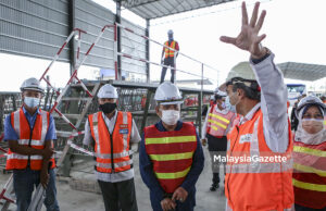 The Chairman of Prasarana Malaysia Berhad (PRASARANA), Datuk Seri Tajuddin Abdul Rahman visits the project site of ’U-Trough Casting Yard’ to witness the installation of U-Girder at Bandar Saujana Putra, Selangor. PIX: SYAFIQ AMBAK / MalaysiaGazette /29 MARCH 2021