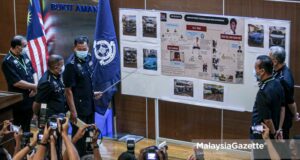 Datuk Seri Nicky Liow Soon Hee Winner Dynasty Group Inspector-General of Police, Tan Sri Abdul Hamid Bador and the Johor Police Chief, Datuk Ayob Khan Mydin Pitchay (second left), showed the picture of a car seized during Pelican Operation 3.0 during a news conference at the Bukit Aman Police Contingent. PIX: SYAFIQ AMBAK / MalaysiaGazette / 30 MARCH 2021.