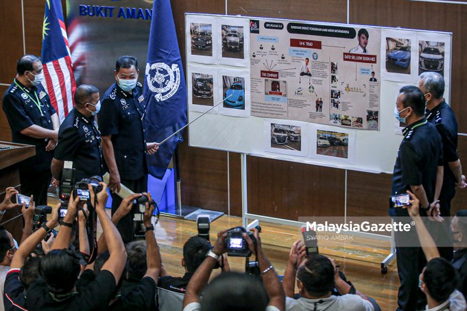 Datuk Seri Nicky Liow Soon Hee Winner Dynasty Group Inspector-General of Police, Tan Sri Abdul Hamid Bador and the Johor Police Chief, Datuk Ayob Khan Mydin Pitchay (second left), showed the picture of a car seized during Pelican Operation 3.0 during a news conference at the Bukit Aman Police Contingent. PIX: SYAFIQ AMBAK / MalaysiaGazette / 30 MARCH 2021.