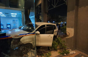 5 remaja nyaris maut kereta rempuh tiang lampu isyarat, pintu bank