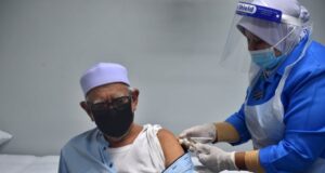 The President of PAS, Datuk Seri Abdul Hadi Awang has received his Covid-19 vaccination at the Chendering Health Clinic, Kuala Terengganu yesterday.