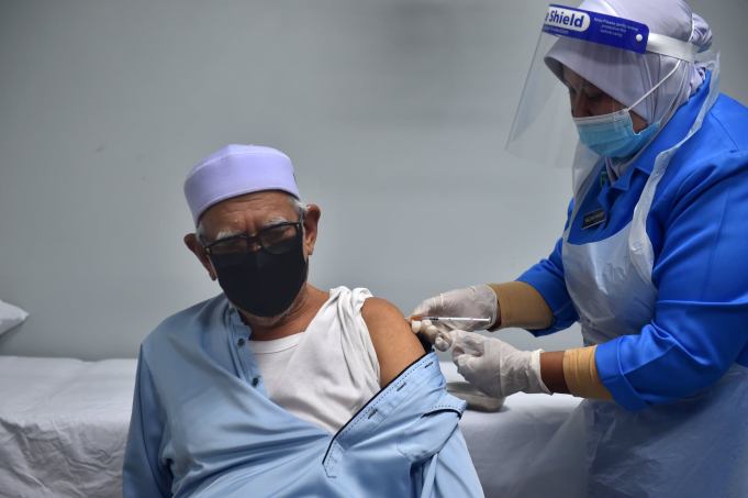 The President of PAS, Datuk Seri Abdul Hadi Awang has received his Covid-19 vaccination at the Chendering Health Clinic, Kuala Terengganu yesterday.