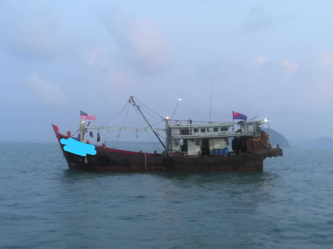 Jabatan Perikanan Johor tahan bot langgar syarat lesen