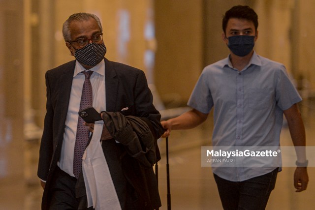 Defence Counsel Tan Sri Shafie Abdullah arrives at the Palace of Justice to the trial involving his clients, Datuk Seri Najib Razak to set aside conviction on corruption charges over the funds of SRC International Sdn Bhd.     PIX: AFFAN FAUZI / MalaysiaGazette / 05 APRIL 2021.