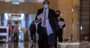 Lawyer, Tan Sri Muhammad Shafee Abdullah arrives at the Palace Appeal for the case of his client, Datuk Seri Najib Razak who is seeking to set aside his conviction on money laundering, criminal breach of trust and power abuse of SRC International Sdn Bhd’s funds. PIX: AFFAN FAUZI / MalaysiaGazette / 06 APRIL 2021. Abdul Karim Abdul Jalil Mohd Nazlan Mohd Ghazali