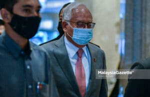 Former Prime Minister, Datuk Seri Najib Tun Razak leaves the Palace of Justice after the hearing of his appeal to set aside his conviction over misappropriation of funds belonging to SRC International Sdn Bhd. PIX: FIKRI YAZID / MalaysiaGazette / 12 APRIL 2021.