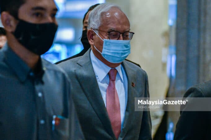 Former Prime Minister, Datuk Seri Najib Tun Razak leaves the Palace of Justice after the hearing of his appeal to set aside his conviction over misappropriation of funds belonging to SRC International Sdn Bhd. PIX: FIKRI YAZID / MalaysiaGazette / 12 APRIL 2021.