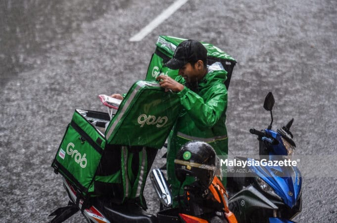 MGF15042021_E-HAILING-4 food delivery company riders e-hailing