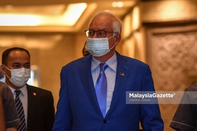 Former Prime Minister Datuk Seri Najib Razak arrives at the Palace of Justice in Putrajaya for the proceeding of his appeal to strike off his conviction on the misappropriation of funds belonging to SRC International Sdn Bhd.  PIX: HAZROL ZAINAL / MalaysiaGazette / 19 APRIL 2021.