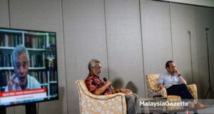 The Chairman of Committee for the Cessation of State of Emergency, Khalid Abdul Samad and Economist, Dr Muhammed Abdul Khaled during a news conference themed Emergency Endangers the Economy at the Tamu Hotel, Kuala Lumpur. PIX: HAFIZ SOHAIMI / MalaysiaGazette / 19 APRIL 2021.