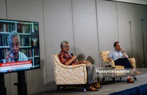 The Chairman of Committee for the Cessation of State of Emergency, Khalid Abdul Samad and Economist, Dr Muhammed Abdul Khaled during a news conference themed Emergency Endangers the Economy at the Tamu Hotel, Kuala Lumpur. PIX: HAFIZ SOHAIMI / MalaysiaGazette / 19 APRIL 2021.