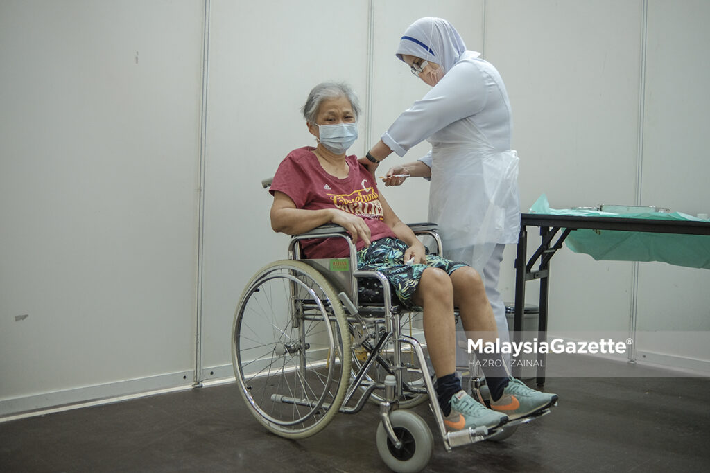Interview with senior citizen, Lim Bee Soi, 65 during the Second Phase of National Covid-19 Immunisation Programme at the Vaccination Centre in the Jempol District and Land Office, Negeri Sembilan.  PIX: HAZROL ZAINAL / MalaysiaGazette / 21 APRIL 2021.