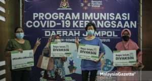 walk-in Recipients of Covid-19 vaccine from the senior citizens group holding placards after receiving their Pfizer-BioNTech injection during the Second Phase of National Covid-19 Immunisation Programme at the Vaccination Centre in the Jempol District and Land Office, Negeri Sembilan. PIX: HAZROL ZAINAL / MalaysiaGazette / 21 APRIL 2021.