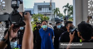 The main suspect and his personal assistant are escorted by the police to the Klang Magistrate Court after they assaulted two bodyguards for fasting and pointed a gun at the bodyguard’s head. PIX: MOHD ADZLAN / MalaysiaGazette / 22 APRIL 2021.