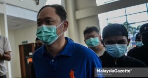 hitting bodyguards Chun Chee Yang, 43, the employer, businessman cum main suspect in the bodyguards assault case is brought to the Klang Magistrate Court after he is accused of hitting the bodyguards for fasting. PIX: MOHD ADZLAN / MalaysiaGazete / 22 APRIL 2021