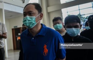 hitting bodyguards Chun Chee Yang, 43, the employer, businessman cum main suspect in the bodyguards assault case is brought to the Klang Magistrate Court after he is accused of hitting the bodyguards for fasting. PIX: MOHD ADZLAN / MalaysiaGazete / 22 APRIL 2021