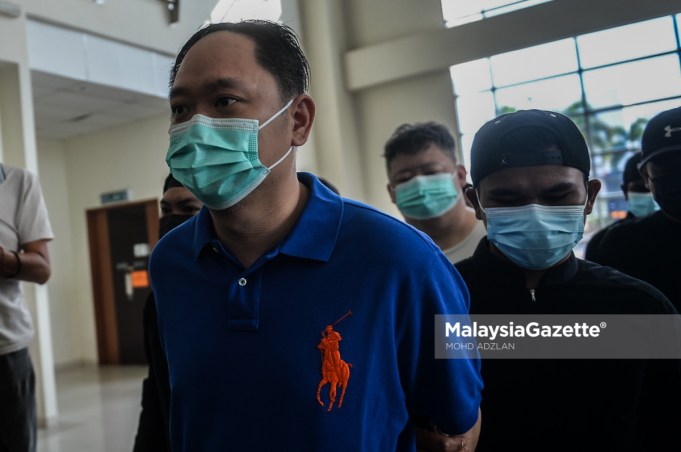 hitting bodyguards Chun Chee Yang, 43, the employer, businessman cum main suspect in the bodyguards assault case is brought to the Klang Magistrate Court after he is accused of hitting the bodyguards for fasting. PIX: MOHD ADZLAN / MalaysiaGazete / 22 APRIL 2021