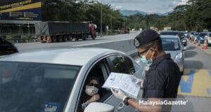 KPDNHEP approval letter total lockdown essential business The police inspecting the travel document of a motorist during a roadblock at the Gombak Toll Plaza after the interstate travel ban is imposed to curb the spread of Covid-19. PIX: HAZROL ZAINAL / MalaysiaGazette / 23 APRIL 2021. balik raya Aidilfitri