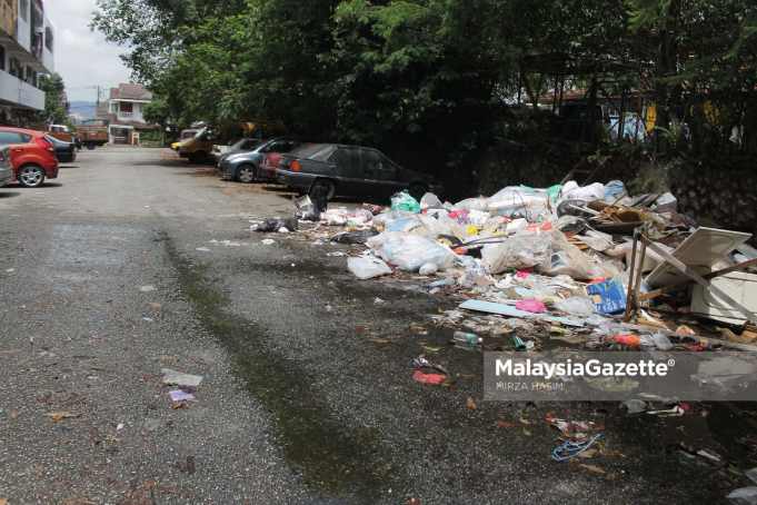 Picture for representational purposes only (A pile of rubbish by the road side) DBKL Kuala Lumpur City Hall flash flood