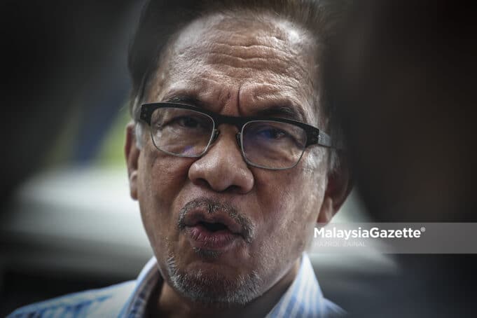 MGF27042021_ANWAR BERI KETERANGAN04