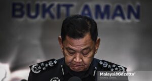 Inspector-General of Police (IGP) Tan Sri Abdul Hamid Bador during his final news conference as the IGP of Malaysia. PIX: HAZROL ZAINAL / MalaysiaGazette / 30 APRIL 2021. Inspector-General of Police (IGP) Tan Sri Abdul Hamid Bador confessed that he is uncomfortable with the interference of Home Minister, Datuk Seri Hamzah Zainudin in the management of the Royal Malaysia Police (PDRM).