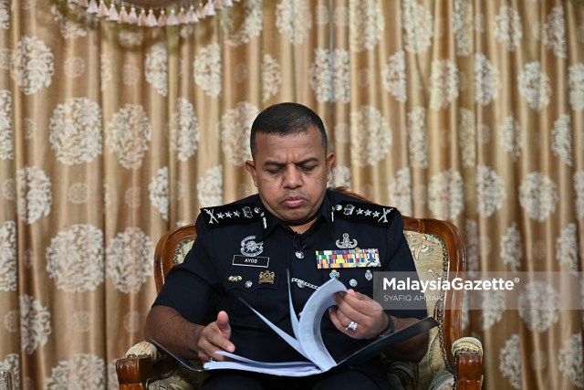 The reaction of the Johor Police Chief, Datuk Ayob Khan Mydin Pitchay during an exclusive interview with MalaysiaGazette at the Bukit Aman Police Contingent in Kuala Lumpur. PIX: SYAFIQ AMBAK / MalaysiaGazette / 03 APRIL 2021
