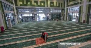 Gombak Utara Mosque Committee Member, Muhd Haziq Heirol Anuar, 18, making preparations for the tarawih prayer in conjunction with the Ramadan month. PIX: SYAFIQ AMBAK / MalaysiaGazette / 11 APRIL 2021. Friday prayer congregational prayer SOP MCO Movement Control Order Selangor