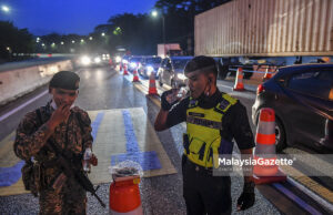 Anggota Polis dan Tentera Berbuka Puasa di Sekatan Jalan Raya