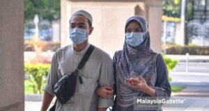 Henna products entrepreneurs who gave fake information to obtain interstate travel permit for their honeymoon are charged at the Magistrate Court in Kuala Lumpur. PIX: SYAFIQ AMBAK / MalaysiaGazette / 20 APRIL 2021.