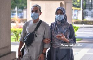 Henna products entrepreneurs who gave fake information to obtain interstate travel permit for their honeymoon are charged at the Magistrate Court in Kuala Lumpur. PIX: SYAFIQ AMBAK / MalaysiaGazette / 20 APRIL 2021.