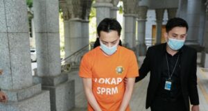 The Malaysian Anti-Corruption Commission (MACC) arrested a senior officer from a government officer believed to be involved with the government projects cartel toppled by the MACC yesterday. Quantity surveyor