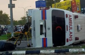 Ambulans bawa pesakit Covid-19 terbalik di Alor Setar