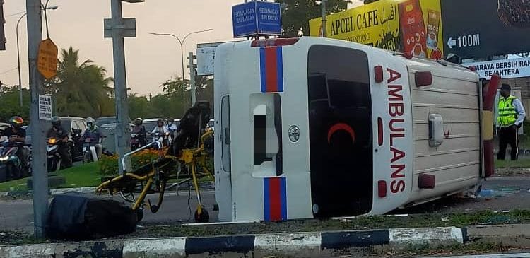 Ambulans Bawa Pesakit Covid 19 Terbalik Di Alor Setar