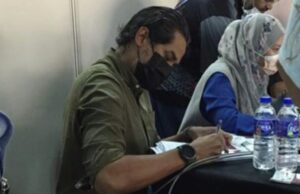 KJ berlutut bantu isi borang
