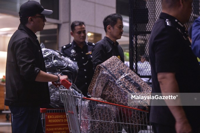The items seized from residences related to former Prime Minister Datuk Seri Najib Razak. 1MDB money fund branded bags handbags Hermes Rosmah Mansor Najib Razak Nooryana Najwa Najib