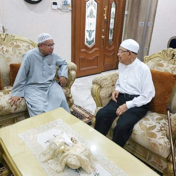 Gambar yang dikongsikan oleh Menteri di Jabatan Perdana Menteri (Hal Ehwal Agama), Datuk Seri Dr Zulkifli Mohamad Al-Bakri ketika menziarah Allahyarham Tan Sri Dr Harussani Zakaria tiga tahun lalu.