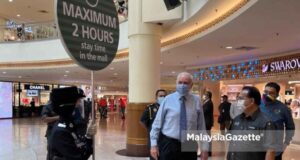 Minister of Domestic Trade and Consumer Affairs Datuk Seri Alexander Nanta Linggi during the 2 Hours Limit Compliance Operation in conjunction with the Movement Control Order 3.0 (MCO 3.0) at the Mid Valley Mega Mall in Kuala Lumpur today.