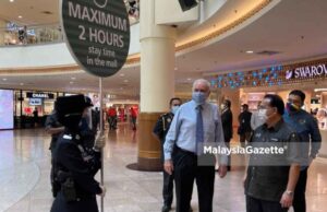 Minister of Domestic Trade and Consumer Affairs Datuk Seri Alexander Nanta Linggi during the 2 Hours Limit Compliance Operation in conjunction with the Movement Control Order 3.0 (MCO 3.0) at the Mid Valley Mega Mall in Kuala Lumpur today.
