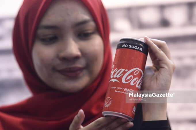 Israel Gaza Palestine employees supply chain (Picture for respresentational purposes only). Noor Syuhaina, showing a can of Coca-Cola. PIX: AFFAN FAUZI / MalaysiaGazette / 04 MARCH 2019 boycott