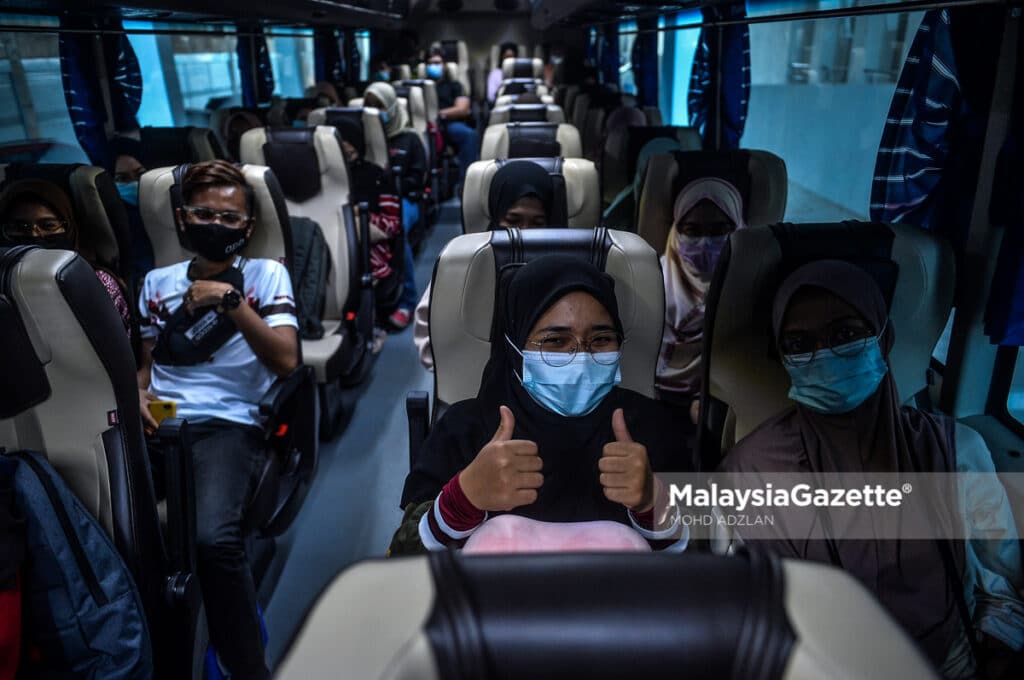 The joyous students of UiTM Shah Alam going back to their hometown for the Aidilfitri holidays through Ops Pulang Aidilfitri.     PIX: MOHD ADZLAN / MalaysiaGazette / 07 MAY 2021.