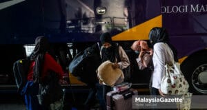 Students from Universiti Teknologi MARA (UiTM) Shah Alam, putting their luggage into the luggage compartment of a bus before they are sent back to their hometown for the Aidilfitri holidays in the Ops Pulang Aidilfitri. PIX: MOHD ADZLAN / MalaysiaGazette / 07 MAY 2021.