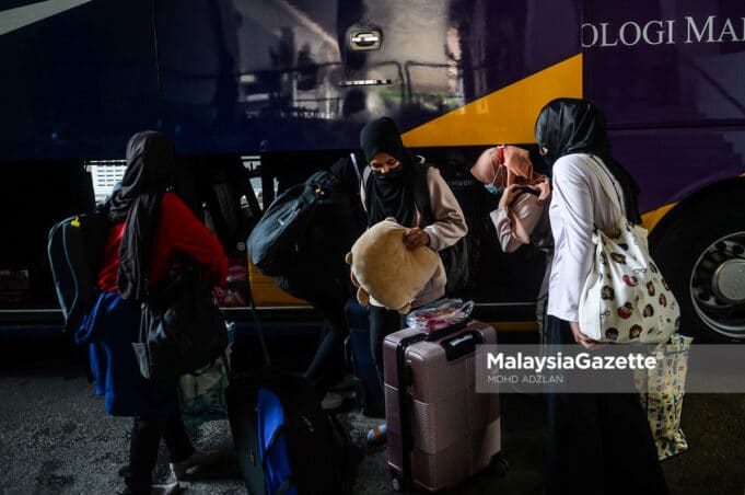 Students from Universiti Teknologi MARA (UiTM) Shah Alam, putting their luggage into the luggage compartment of a bus before they are sent back to their hometown for the Aidilfitri holidays in the Ops Pulang Aidilfitri. PIX: MOHD ADZLAN / MalaysiaGazette / 07 MAY 2021.